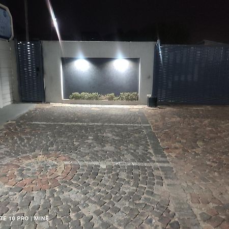 The Croc Guest House スプリングズ エクステリア 写真
