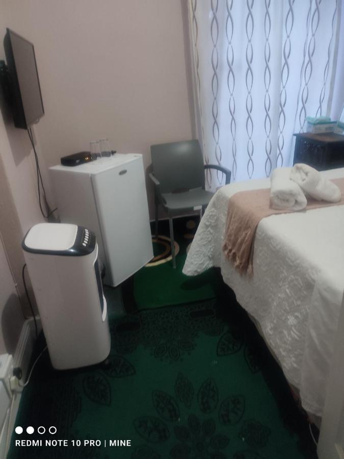 The Croc Guest House スプリングズ エクステリア 写真